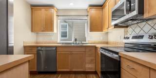 Beautiful 3-Bedroom Townhome Near Licton Springs Park Gallery 6