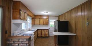 Charming 2 Bedroom Home with Large Fenced Yard! Gallery 5