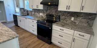Beautifully Renovated 3BR/2BA Waterfront Home on Kerr Lake Gallery 1