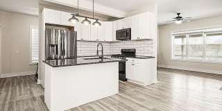 4 Bedroom Home Close to Downtown Gallery 6