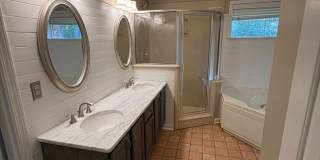 Spacious and well-maintained home located in the heart of Arlington! Gallery 13