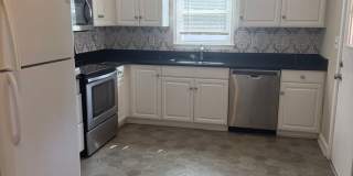 Adorable 2 Bedroom with Stackable Washer/Dryer Gallery 5