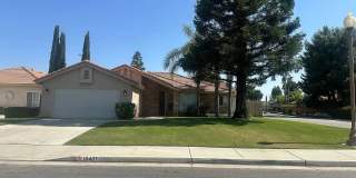 Spacious 3BD/2.5BA Home in Bakersfield's 93311 — HOA Community, Pool, Fireplace, Garage & Small Pets Welcome! Gallery 1