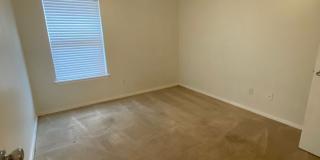 3 bed 2 bath 2 car garage house, freshly repainted Gallery 9