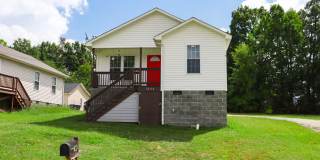 Charming 4 bedroom, 2 bathroom home in Greensboro w lake front views Gallery 1