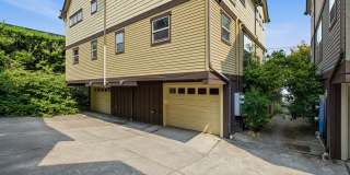 Stylish 3BR/3.5BA Townhome with Vaulted Ceilings & Attached Garage Gallery 25