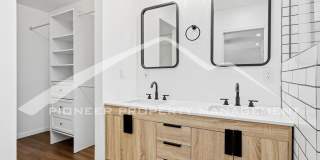 Spacious Townhouse with Washer/Dryer and Central AC Gallery 14