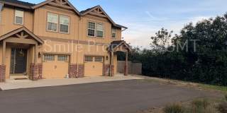 A beautiful 3 bedrooms and 2.5 bathrooms townhouse located in Milwaukie city. Gallery 1
