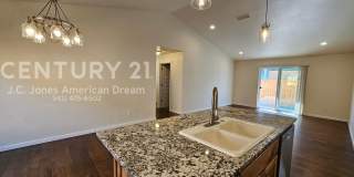 Newer Construction Close to Downtown Grants Pass Gallery 9