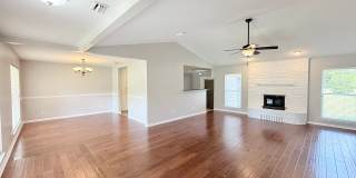 Spacious 3-Bedroom Home - Acre Lot Gallery 4