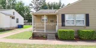 Gorgeous duplex unit on large lot with garage -- NO PETS ALLOWED Gallery 1