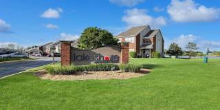 Grand Lakeside Escape: Spacious 3-Bedroom Retreat in Lakeshore Community Gallery 52