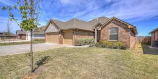 St James Park Home in Norman - Community Pool!  Available in April! Gallery 1