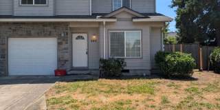 Nice 3 bed/1.5 bath duplex with fenced-in yard and 1 car garage Gallery 1