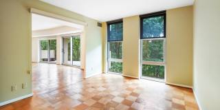 UNIQUE ONE BEDROOM AND DEN CONDO IS NOW AVAILABLE IN THE HIGHLY DESIREABLE PARKSIDE PLAZA CONDOMINIUM Gallery 22