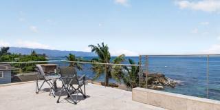 HaleGator: Award-Winning Oceanfront Home w/ Rooftop Lanai & Ocean Views Gallery 29
