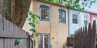 Charming & Restored 2BD/2BA Historic Rowhouse in Historic Snows Court Gallery 16