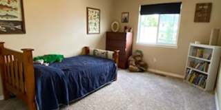 Sunny and spacious 3 bed, 2.5 bath house with living and family room, with huge back yard! Gallery 12