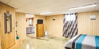 Cute, industrial-modern, and conveniently located!! Gallery 9