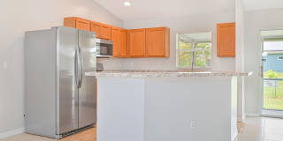 Well Maintained Duplex in Lehigh with 1 Car Garage! Gallery 8