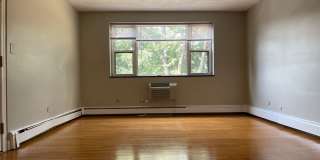 Spacious Top Floor 2 bed, Parking and utilities inc, Right in front of the train..  EASY CHOICE Gallery 1