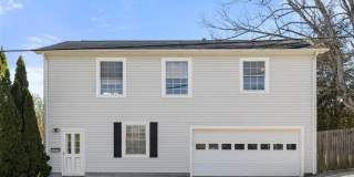 Beautiful Garage Apartment with tons of privacy! Gallery 1