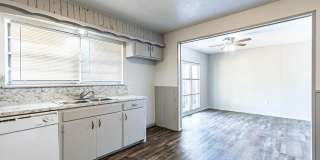 Centrally Located 3 bedroom 2 bathroom house! Gallery 39