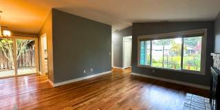Charming 3 bedroom/1 bathroom Home Gallery 6