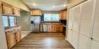 Pet-Friendly 4 Bedroom Home with Fenced Yard & Air Conditioning Gallery 3