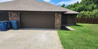 3br 2ba Duplex with 2 car garage! Gallery 1