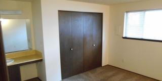 Charming Pet Friendly 2BR Condo with a Garage! Gallery 4