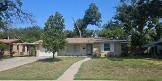 Updated 2 Bedroom w/ 1 Car Garage Gallery 1