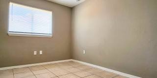3 BR / 2 BA Duplex Conveniently Located in Lehigh Acres Gallery 6