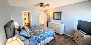 Annual furnished/Seasonal/short term 2 bedroom 1 1/2 bath top floor, renovated condo near Siesta Key! Gallery 15
