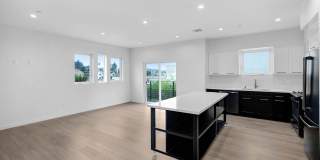 5 Bedroom / 4 bathroom Fully Detached Townhouse in Echo Park with Private Garage Gallery 3