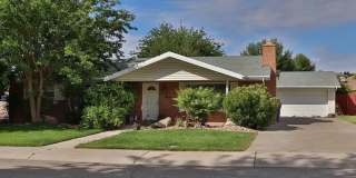 Three Bedroom home, Newley Painted w/ New Floors Gallery 1