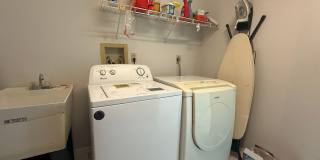 Beautiful 3 bedroom 2.5 bathroom pool home Gallery 27