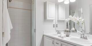 Amazing West Seattle 2 bedroom 2 bath W/S/G and 2 parking spots included! Gallery 12