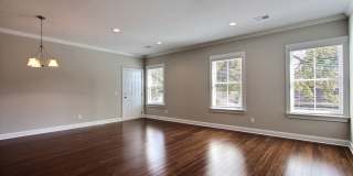 Bright & Stylish 3BR Flat in the Historic District — Gated Parking Gallery 11