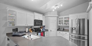 Bright & Comfortable 3 Bedroom Home Gallery 6