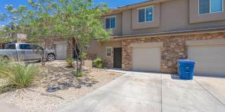 Charming 3 bedroom Townhome. 2 Community Pools! Gallery 1
