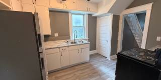 Charming 3 Bedroom Home with Screened Porch and 2 Car Garage Gallery 4