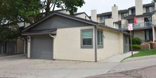 Townhome - 2 bedrooms, 1 bathroom & 1 car garage - NO A/C! NO PETS ALLOWED! Gallery 3