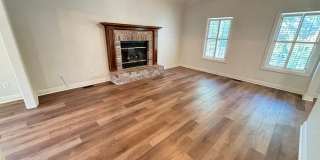 Beautiful 4BR Home with New LVP Flooring & Lawn Care Included Near The U of A! Gallery 7