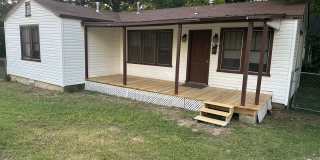 2 Bedroom, 1 Bathroom Home w/ Fenced-In Backyard and Covered Front Porch in Downtown Springdale Gallery 1