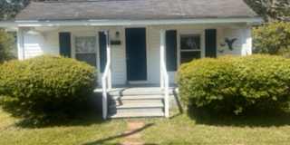 Charming Two Bedroom Home in Historic Morehead City Walking District with Dining Area and Living Room Gallery 1