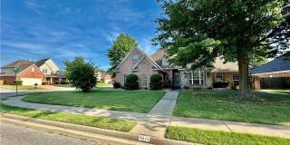 Prime Location 4 Bedroom 3 1/2 bath 2 garages! Gallery 5