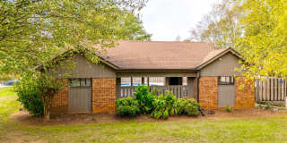 Beautifully remodeled one bedroom, one bath in Lake Wylie Woods! Gallery 25