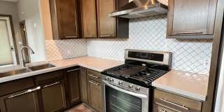 Gorgeous Condo minutes from The Pearl Gallery 8