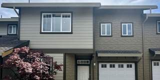 Spacious and bright 2 bed 2.5 bath Townhouse Gallery 1